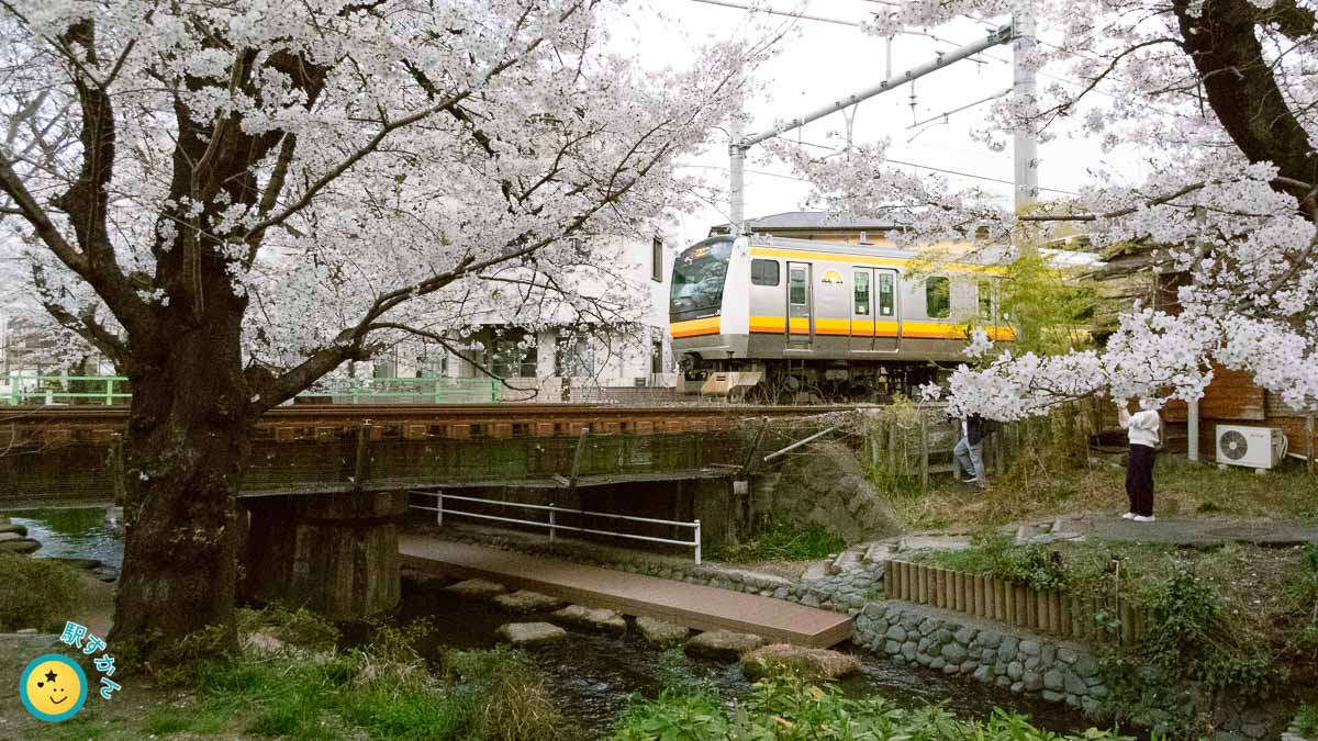 船島川橋りょうと南武線の電車