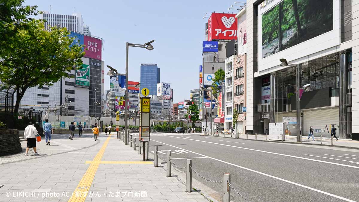 新宿駅東口の街並み