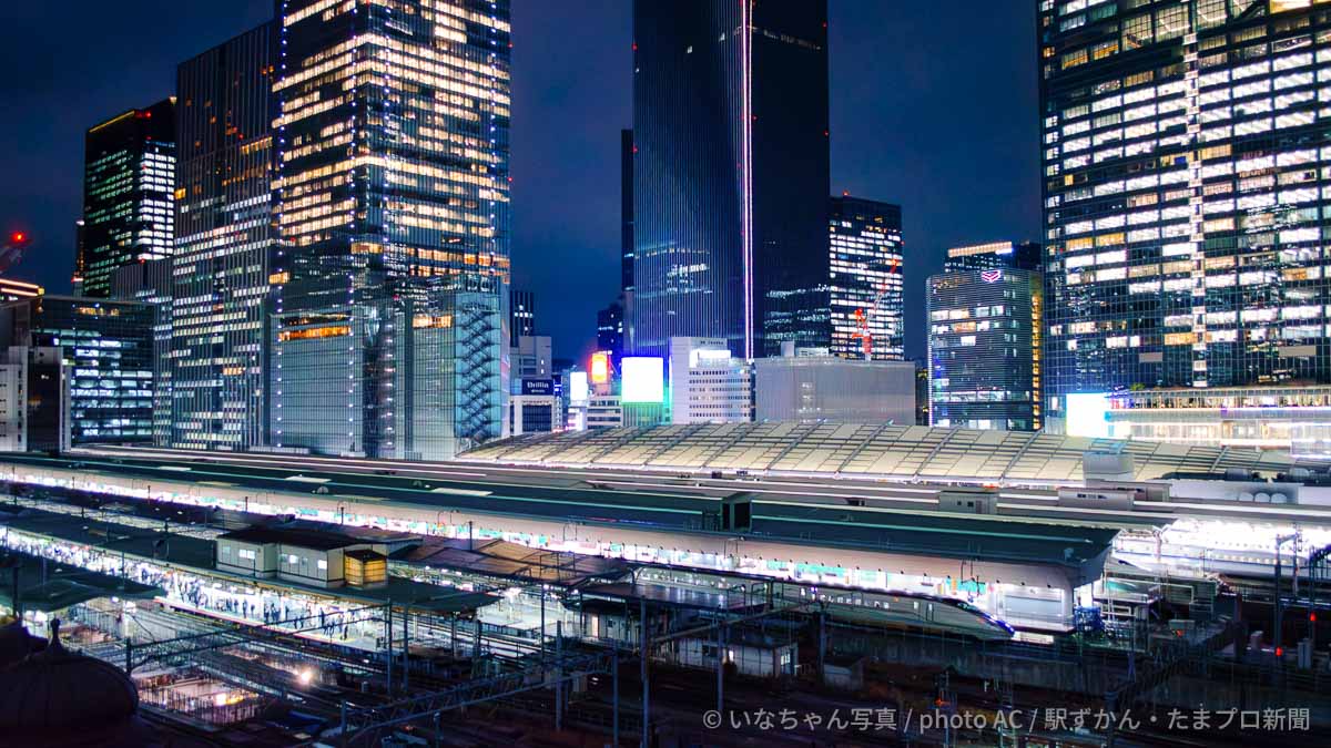 東京駅と八重洲の高層ビル群の夜景