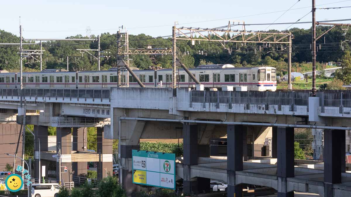 多摩丘陵を走る京王相模原線の電車