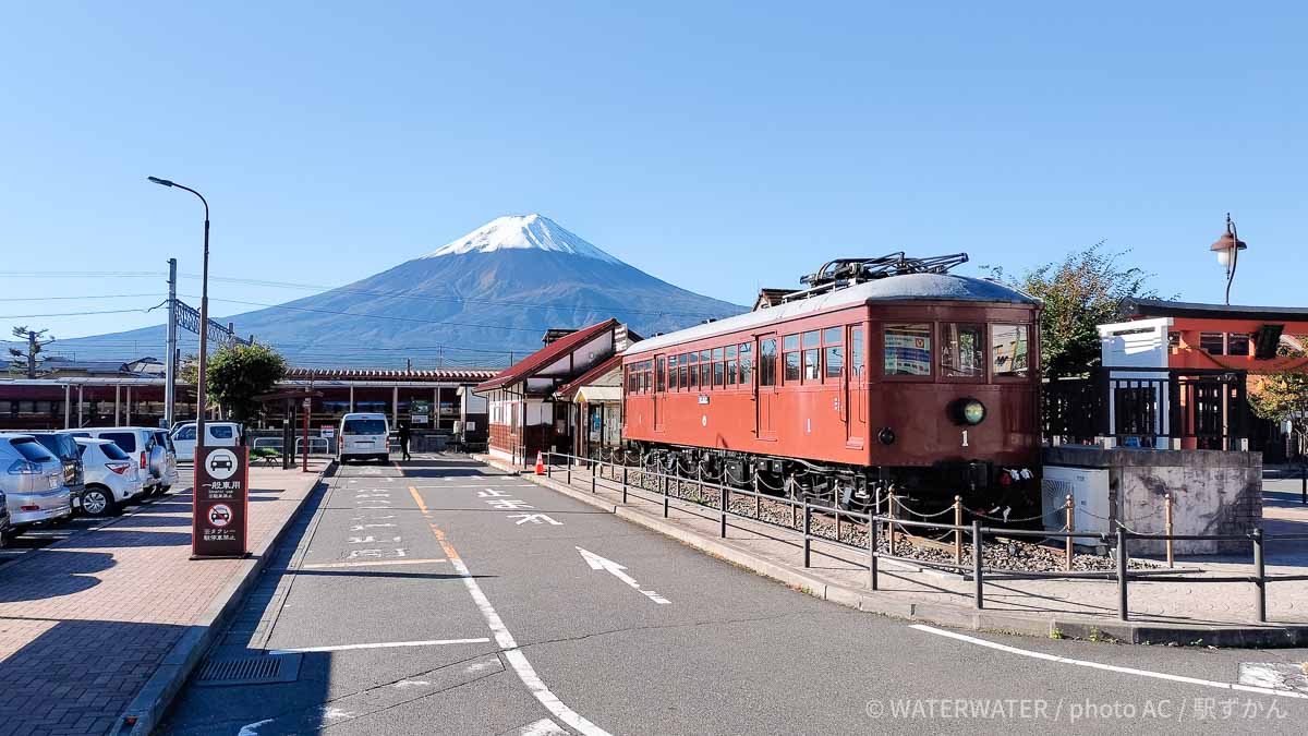 河口湖駅とフジヤマパーキング