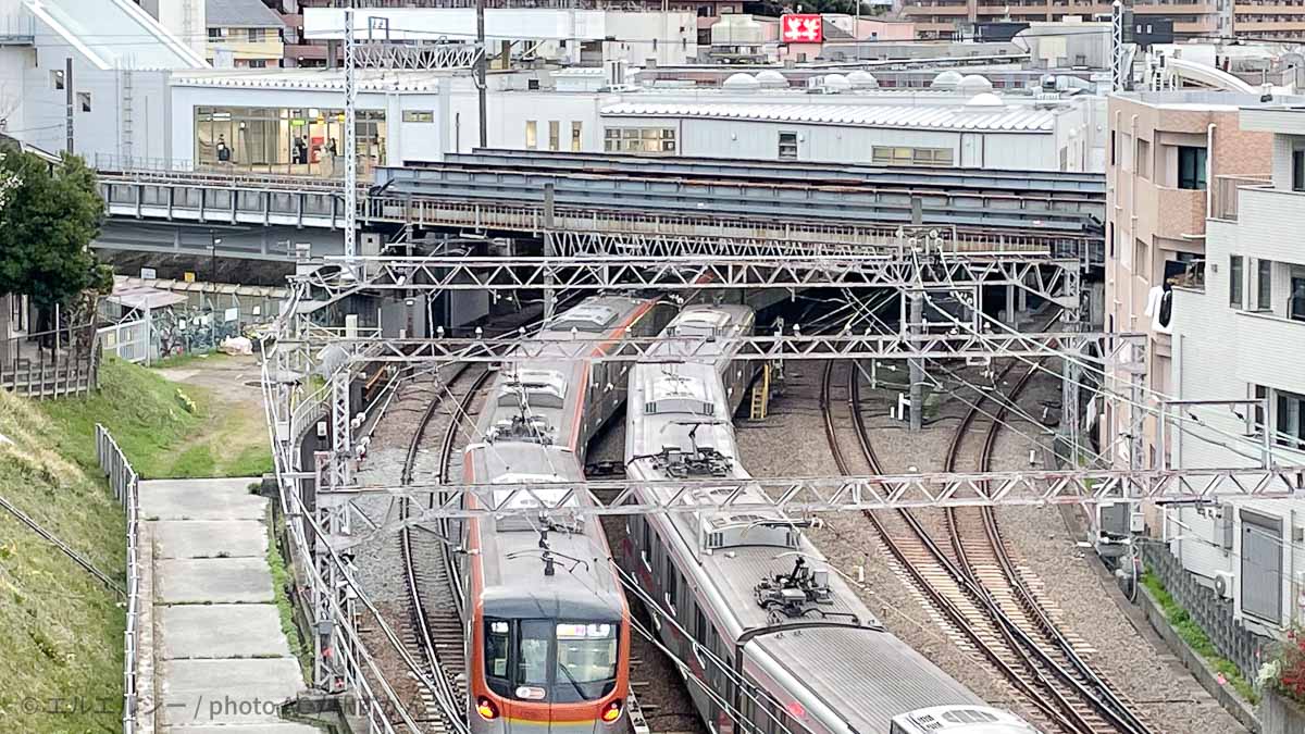 菊名駅と東横線を走る電車