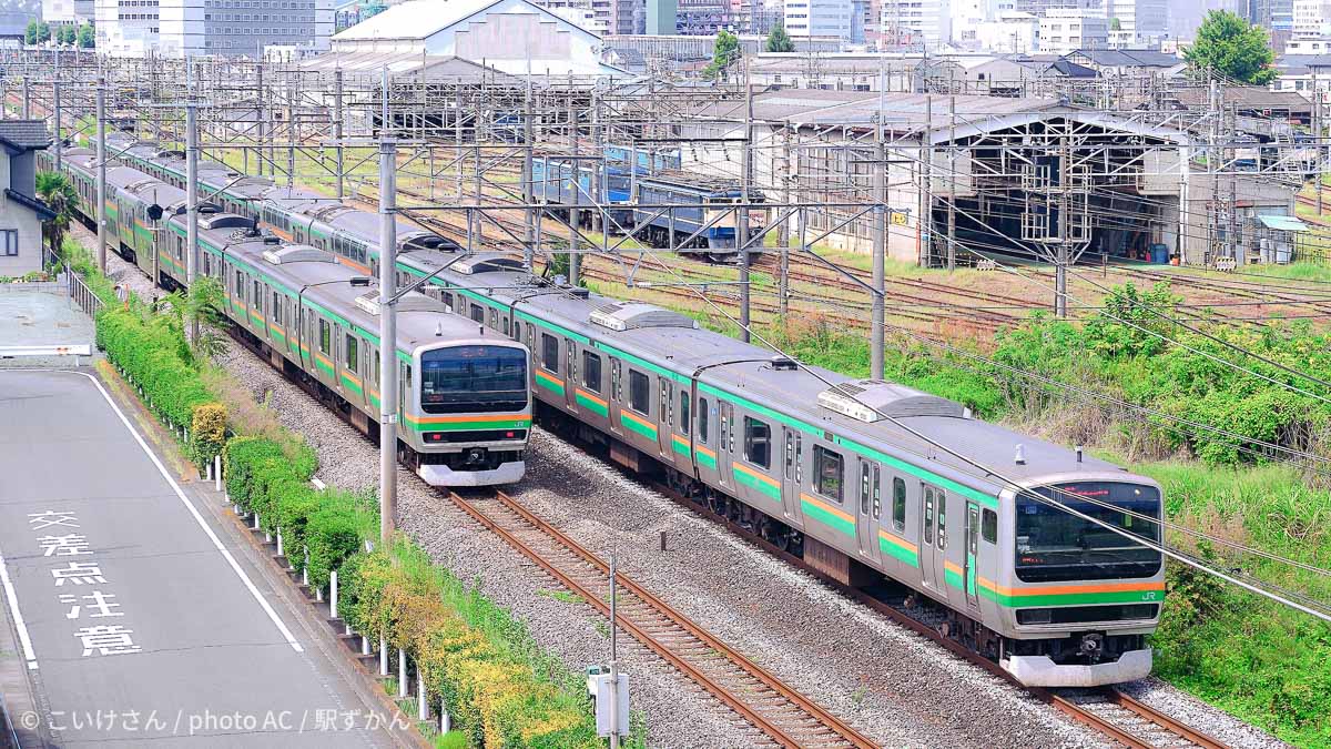宇都宮運転所付近を走るE231系車両