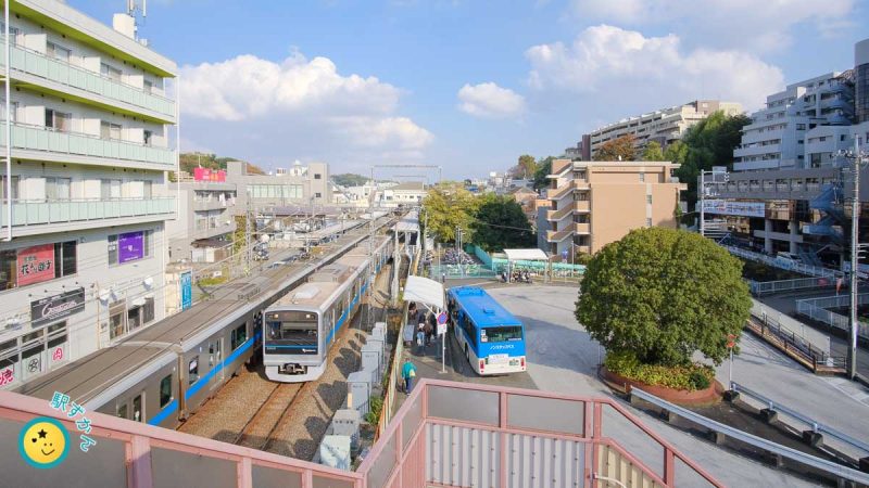 生田駅ロータリーと小田急線の電車