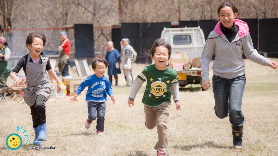 竹早山荘の運動場で走る子供たち