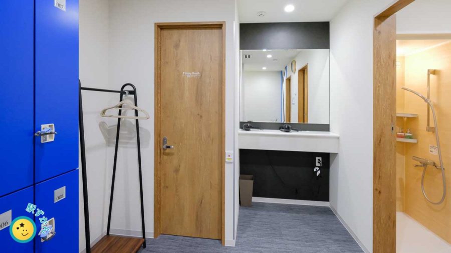 ロッカールームの個室シャワーと更衣室