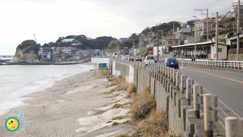 鎌倉高校前駅と国道と海