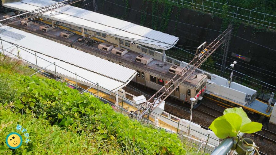 鷺沼駅ホームと電車