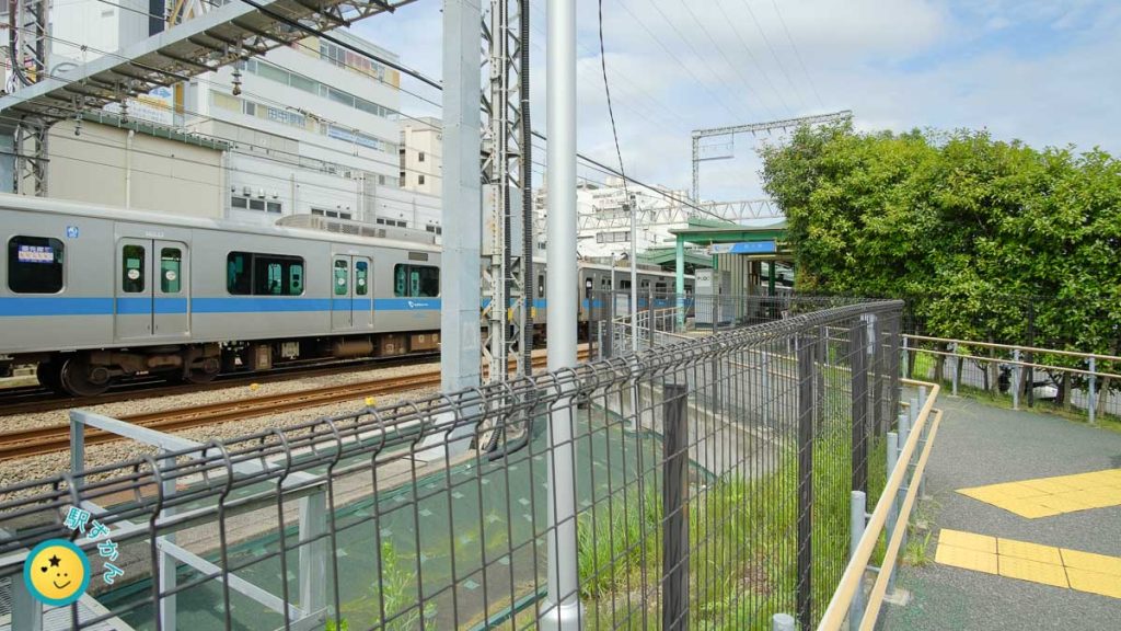 鶴川駅南口改札口