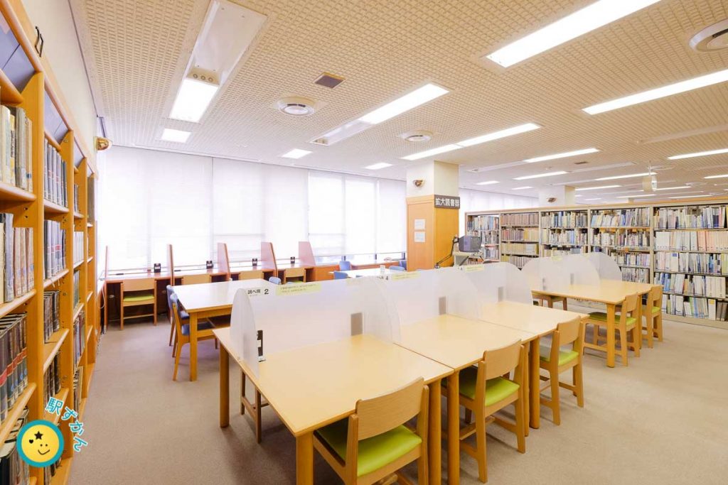 山内図書館パソコン利用席と調べもの席」