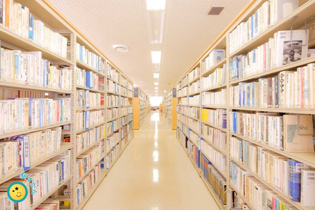 横浜市山内図書館本棚